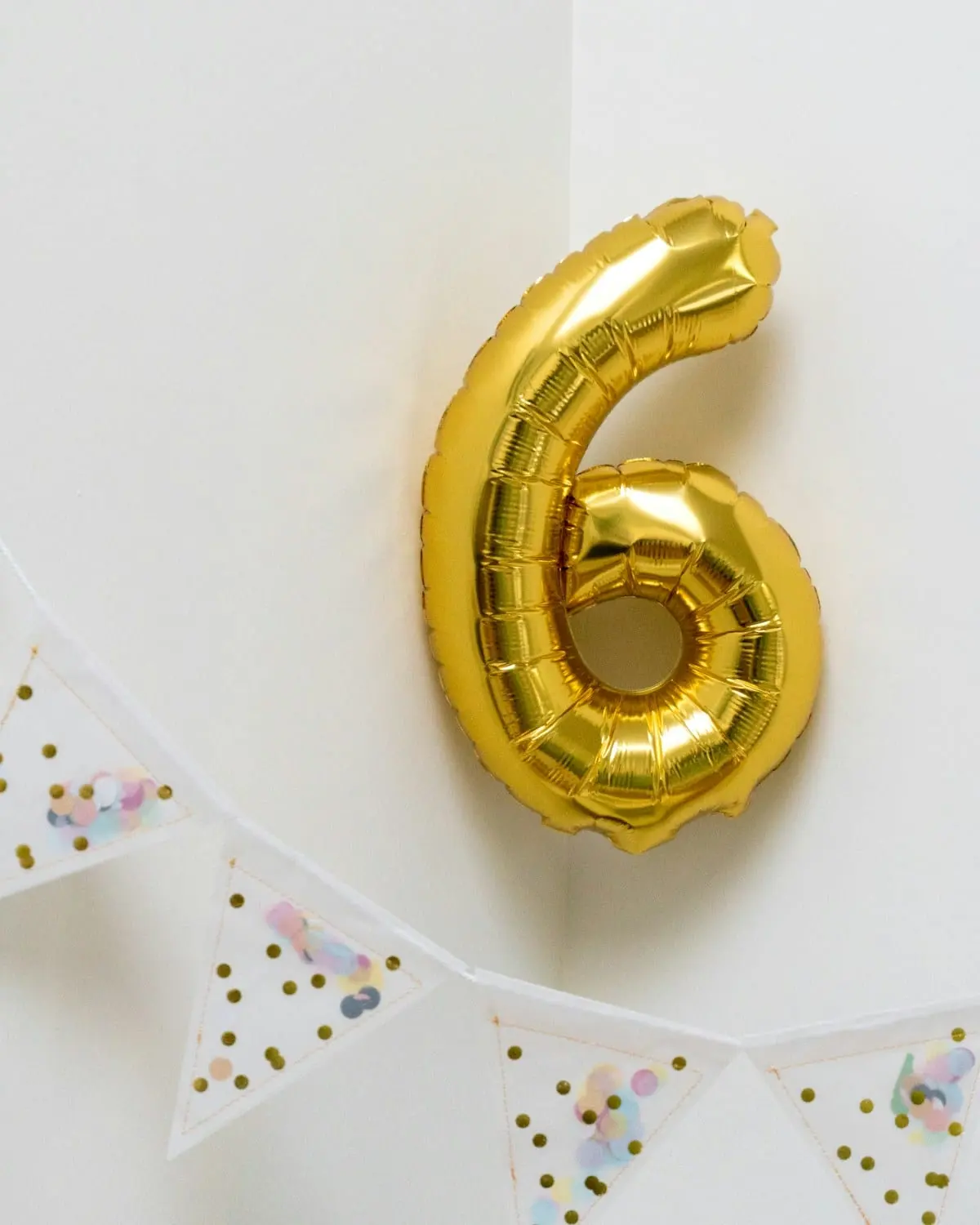 Gold birthday balloon and colorful party details